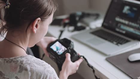 Fotógrafo-femenino-revisando-fotos-en-su-cámara