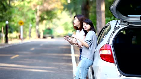 Zwei-Frauen-haben-Autoprobleme,-die-auf-Hilfe-warten