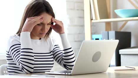 Frustrated-Beautiful-Young-Woman-Working-on-Laptop