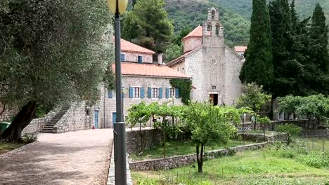 Herzeg-Novi-Montenegro.-Iglesia-de-la-ascensión-día-iglesia-Sv.-balnearios-en-Topla.-Paneo-de-cámara-lenta.-Casco-antiguo-panorama-Herzeg-Novi-Montenegro.