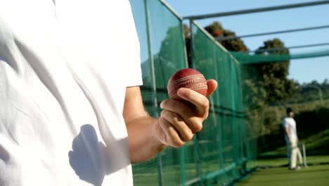 Jugador-de-Cricket-sosteniendo-la-bola-durante-una-sesión-de-práctica