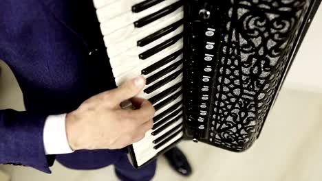 The-accordionist's-fingers-run-over-the-black-and-white-keys.