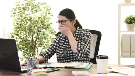 mujer-de-negocios-trabajando-con-la-computadora