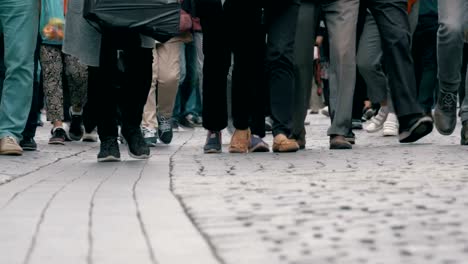 Beine-der-Menge-Menschen-auf-der-Straße