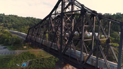 Antenne-zur-Gründung-Schuss-der-Kohlezug-auf-Eisenbahnbrücke-steigt