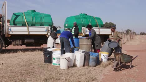 Menschen-in-Afrika-sammeln-Wasser-in-Behältern-aus-Tankfahrzeugen-Wasser-aufgrund-der-schweren-Dürre-in-Südafrika