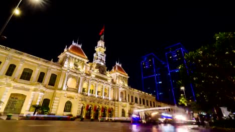 Tráfico-de-la-noche-delante-del-pasillo-de-ciudad-en-Ciudad-Ho-Chi-Minh-Saigon