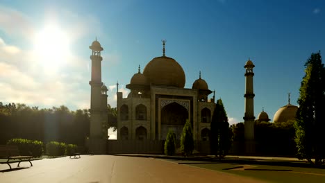 Taj-Mahal-contra-el-cielo-azul,-Paneo,-zoom-de-alejamiento