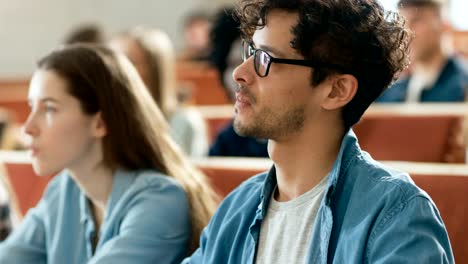 Aufmerksame-hispanische-Schüler-hören-einen-Vortrag-in-einem-Klassenzimmer.-Die-jungen-Menschen-an-der-Hochschule.