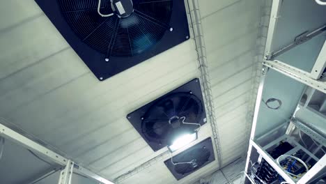 Sistema-de-enfriamiento-con-gran-cantidad-de-ventiladores-industriales-en-una-fábrica-de-explotación-minera-de-cryptocurrency.