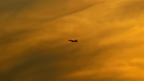 US-Navy-fighter-jet-in-flight-in-slow-motion