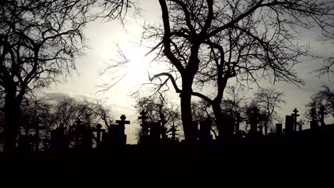 Halloween-Hintergrund.-Alter-Friedhof-mit-alten-Kreuze-bei-Sonnenuntergang