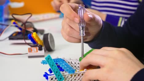 Niños-creando-robots-en-la-escuela,-vástago-de-educación.-Temprana,-diy,-innovación-para-el-desarrollo,-concepto-de-la-tecnología-moderna.