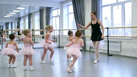 Gruppe-von-kleinen-Mädchen-in-Ballett-Klasse