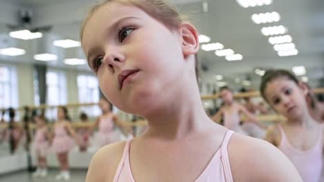 Ejercicio-de-rotación-de-cuello-en-clase-de-Ballet