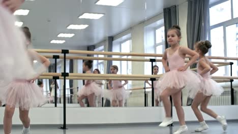 Kleine-Mädchen-im-Tanzstudio-überspringen