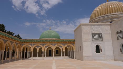 Kolonnade-mit-Bögen-und-Eingang-zum-Mausoleum-Habib-Bourguiba-in-Monastir-Stadt-Tunesien.-Dolly-erschossen