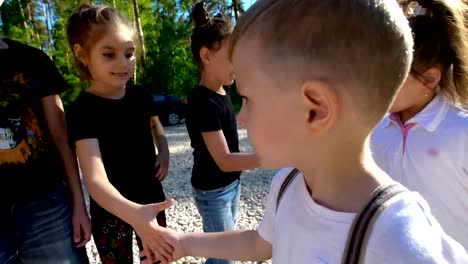 Jugendliche-und-Kinder-Teams-begrüßen-einander-mit-Handschlag-am-sonnigen-Sommertag