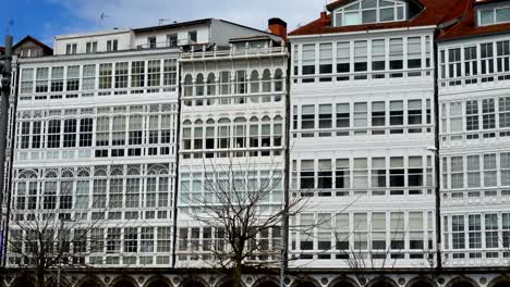 La-Coruña,-España.-Arquitectura-de-la-ciudad,-en-el-terraplén.