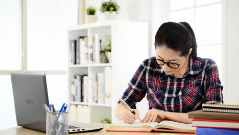 Asiatische-Studentin-beenden-ihre-Hausaufgaben