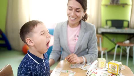 El-niño-está-cansado-en-clase-y-bostezos-de-la-logopeda