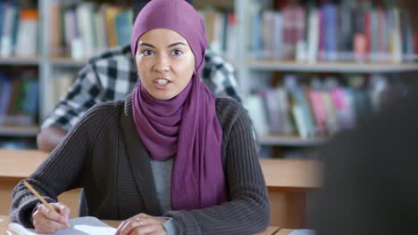 Mujer-musulmana-joven-estudiando-en-el-Colegio