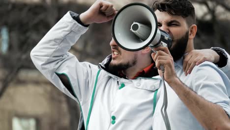 20er-Jahre-Rebellen-Schrei-in-einem-Lautsprecher-auf-eine-Revolution-auf-einer-Straße-in-der-Stadt.