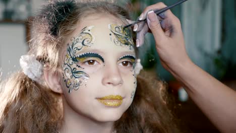 Make-up-artist-make-the-girl-face-art.