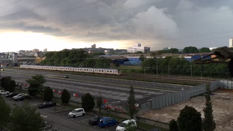 Zeitraffer-der-eingehenden-Regen-am-Bahnhof-in-Shah-Alam-KTM