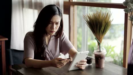 destacó-la-mujer-que-tiene-problema-de-tarjeta-de-crédito-para-compras-en-línea-con-tableta-en-el-café