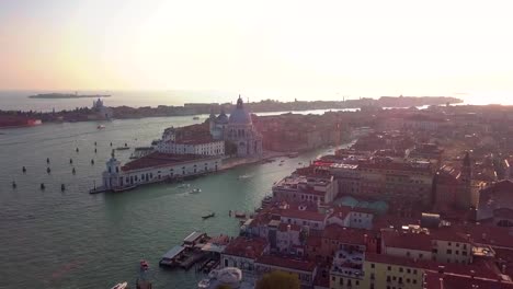 Aerial-Umlaufbahn-über-San-Marco-Platz-bei-Sonnenaufgang-in-Venedig-Italien