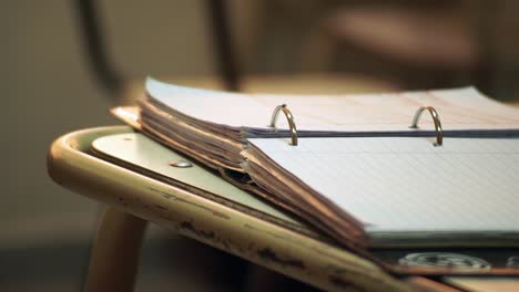 Abra-el-cuaderno-en-clase.-Close-up.