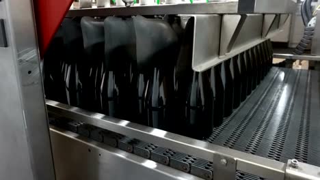 Feeding-bottles-to-the-conveyor-for-further-bottling-of-wine