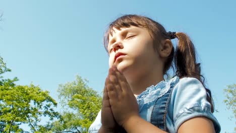 The-child-prays.