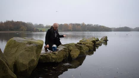 Weibliche-Streuung-Asche-eines-geliebten-aus-einer-Beerdigung-Urne-eingeäschert