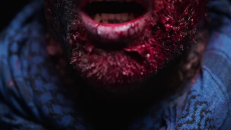 Zombie-Maniac-ist-beängstigend-seiner-Zähne-versuchen-zu-beißen