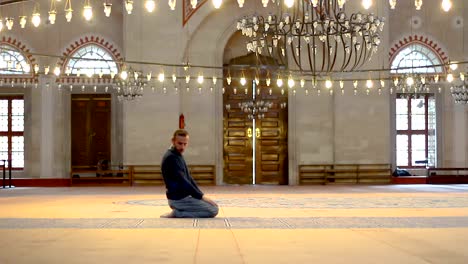 Junge-Muslime-beten-in-der-Moschee