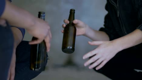 Niños-bebiendo-cerveza-oculta-de-los-adultos-se-sienten-mayores,-primera-experiencia
