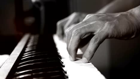 Imágenes-de-4K-de-manos-de-la-pianista-de-música-tocando-el-piano-en-el-club-de-noche-con-foco-y-luz-bokeh.-enfoque-selectivo-de-instrumento-musical-piano-magnífico-con-profundidad-de-campo