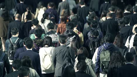 Menge-von-Geschäftsleuten-am-Morgen-Shinjyuku-Tokyo-Japan-arbeiten