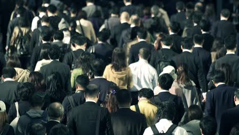 Crowd-of-businessmen-going-to-work-in-the-morning-Shinjyuku-Tokyo-Japan