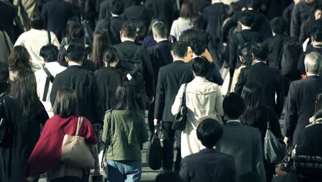 Multitud-de-hombres-de-negocios-va-a-funcionar-por-la-mañana-Tokio-Shinjyuku