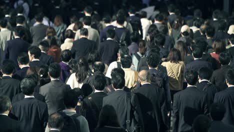 Menge-von-Geschäftsleuten-am-Morgen-Shinjyuku-Tokyo-Japan-arbeiten