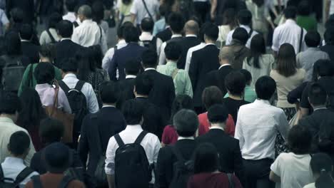 Menge-von-Geschäftsleuten-am-Morgen-Shinjyuku-Tokyo-Japan-arbeiten