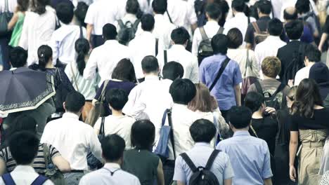 Crowd-of-businessmen-going-to-work-in-the-morning-Shinjyuku-Tokyo-Japan