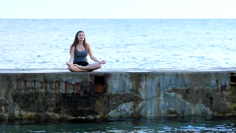 Teen-praktizieren-Yoga-am-Strand