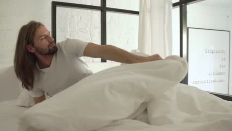 Man-Sleeping,-Waking-Up-In-Morning-In-Bed-With-White-Linens