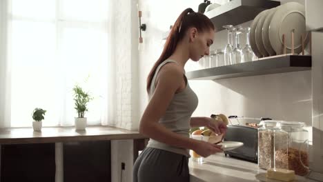 Tostadas-en-el-desayuno.-Mujer-tomando-pan-tostado-de-tostadora