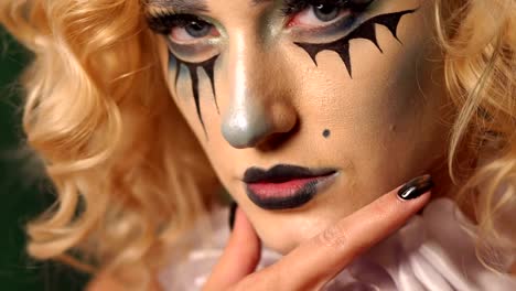 Nahaufnahme-Porträt-einer-aufgeregten-blonden-Frau-mit-Make-up-in-Halloween.