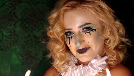 Nahaufnahme-Gesicht-eines-Mädchens-mit-hellem-Make-up-für-Halloween